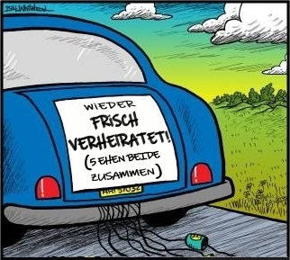 Illustration eines blauen Autos, das auf einer Landstraße fährt. Auf dem Auto klebt ein Schild mit der Aufschrift "Wieder frisch verheiratet! (Siehe beide zusammen)". Im Vordergrund liegt ein abgetrennter Auspuff neben der Straße.