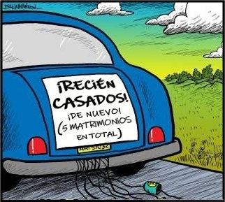 Una ilustración de un coche azul visto desde atrás en un camino rural, con un cartel que dice "Recién Casados! ¡De Nuevo! (5 matrimonios en total)" y una lata atada al coche. El paisaje incluye campos verdes y nubes en el cielo.