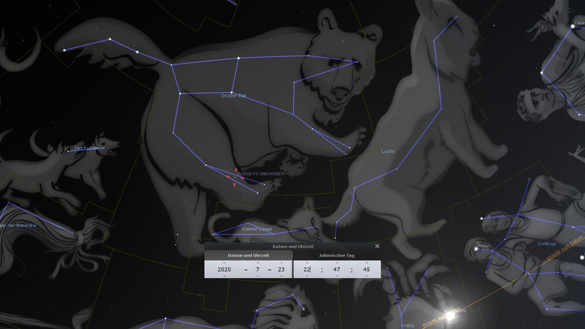 Ein astronomisches Bild zeigt mehrere Konstellationen, darunter eine Darstellung des Großen Bären und der Jagdhunde, gekennzeichnet durch blaue Linien, die die Sterne verbinden. Ein Komet, markiert als "2020 F3 (NEOWISE)", ist im unteren Teil des Bildes sichtbar. Im Bild ist auch ein Benutzerinterface mit Datum und Uhrzeit zu erkennen – 2020-07-23 22:47:45.