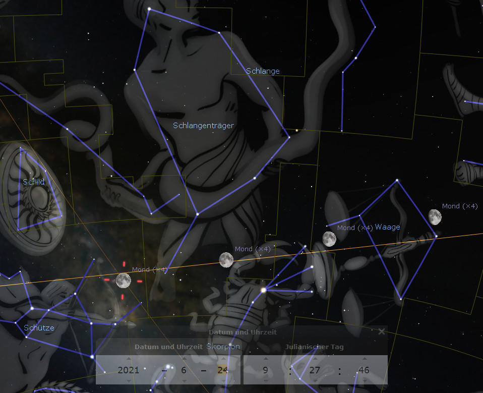 Ein Sternenbild-Display mit Darstellungen verschiedener Konstellationen gegen den Hintergrund eines nächtlichen Sternenhimmels. Die sichtbaren Konstellationen beinhalten eine geometrische Linienzeichnung von Figuren, wie eine Schlange und menschliche Gestalten, umgeben von Namen und Koordinaten in botanischem Stil. Eine dieser Figuren hält eine Waagschale, umgeben von mehrfachen Abbildungen des Mondes.