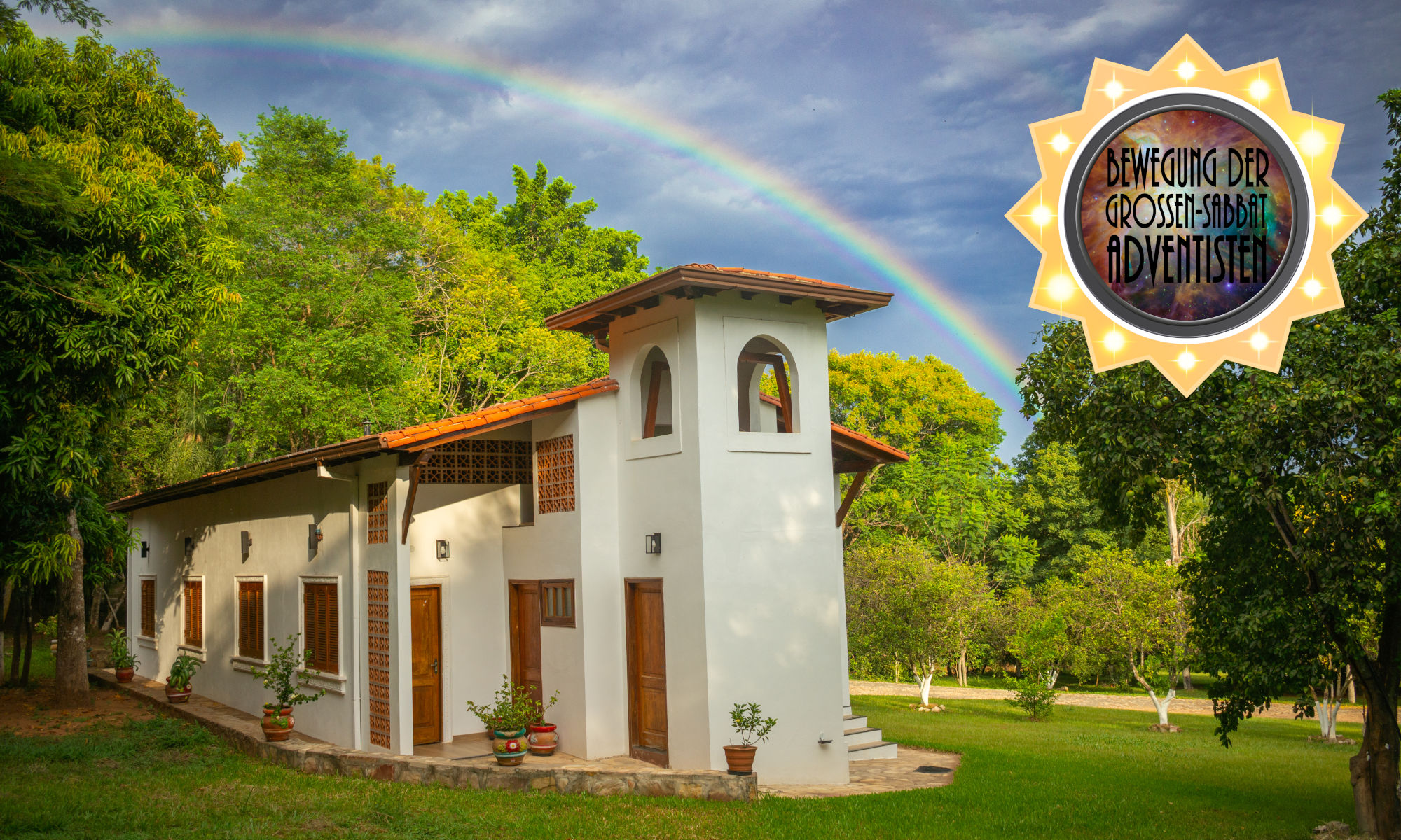 Ein idyllisches Landhaus in tropischer Landschaft mit einem prächtigen Regenbogen, der über den grünen Bäumen erscheint. Vor dem Haus befindet sich ein gut gepflegter Garten. In der rechten oberen Ecke des Bildes ist ein Emblem mit der Aufschrift "Bewegung der Großen-Sabbat-Adventisten" in einem sternähnlichen Rahmen.
