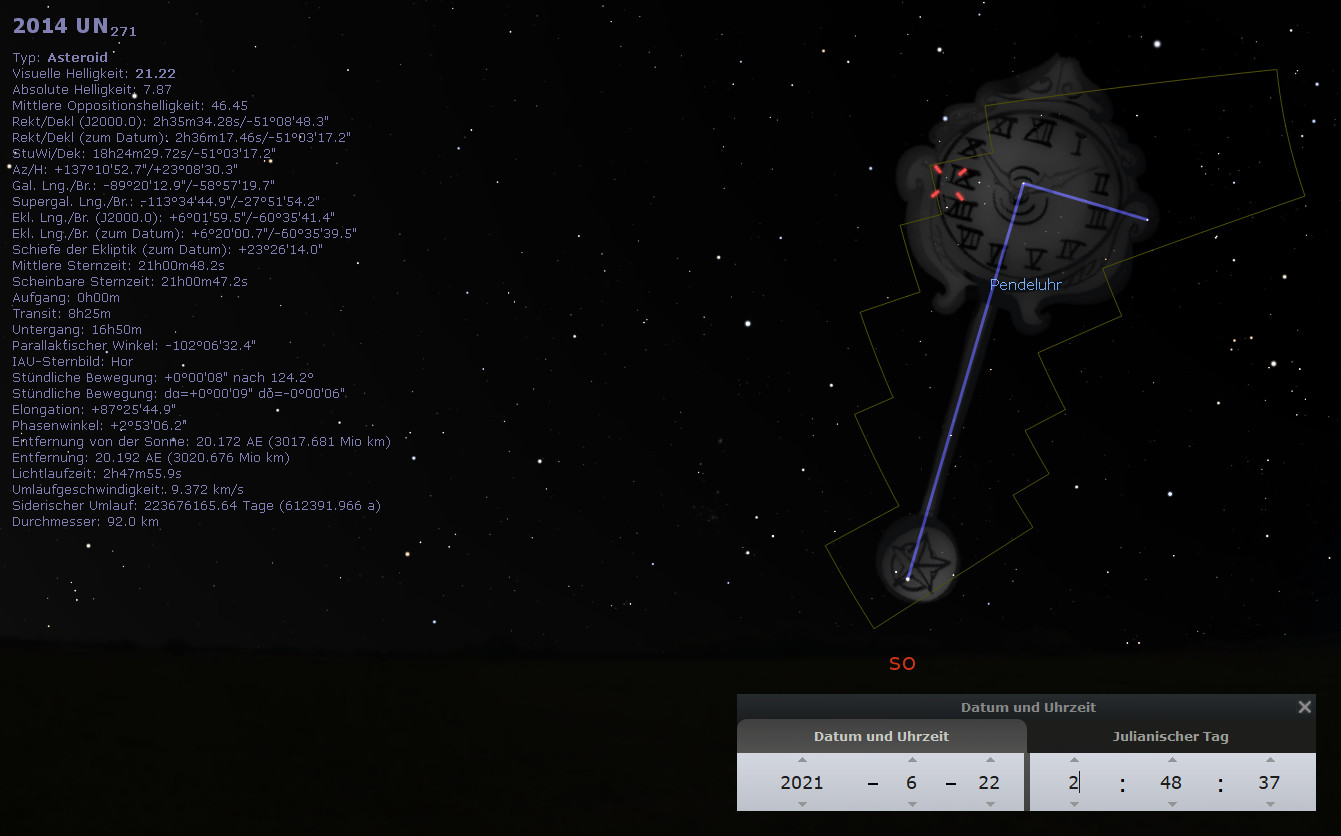 Astronomische Simulation, die den Asteroiden 2014 UN271 am Nachthimmel zeigt. Eine schwebende, violettfarbene Pendeluhr mit römischen Ziffern wird hervorgehoben, mit einem blauen Zeiger, der auf die Himmelsposition des Asteroiden zeigt. Daten zum Objekt, wie Distanz zur Sonne und Durchmesser, sind auf Deutsch in einem Informationsfeld auf der linken Seite dargestellt.