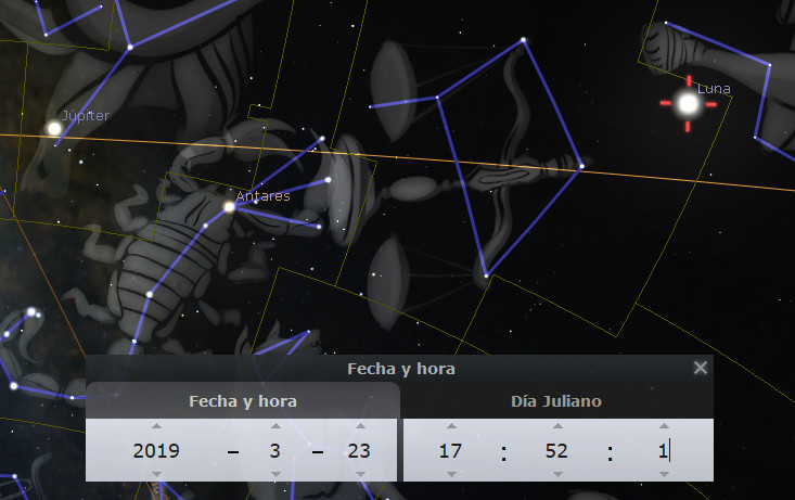Representación gráfica del espacio que muestra configuraciones celestes, incluidos los planetas Jupiter y la Luna, además de la estrella Antares. La imagen también muestra líneas que conectan las estrellas en constelaciones, junto a una ventana de computadora que indica la fecha y el tiempo juliano del 23 de marzo de 2019, 17:52.