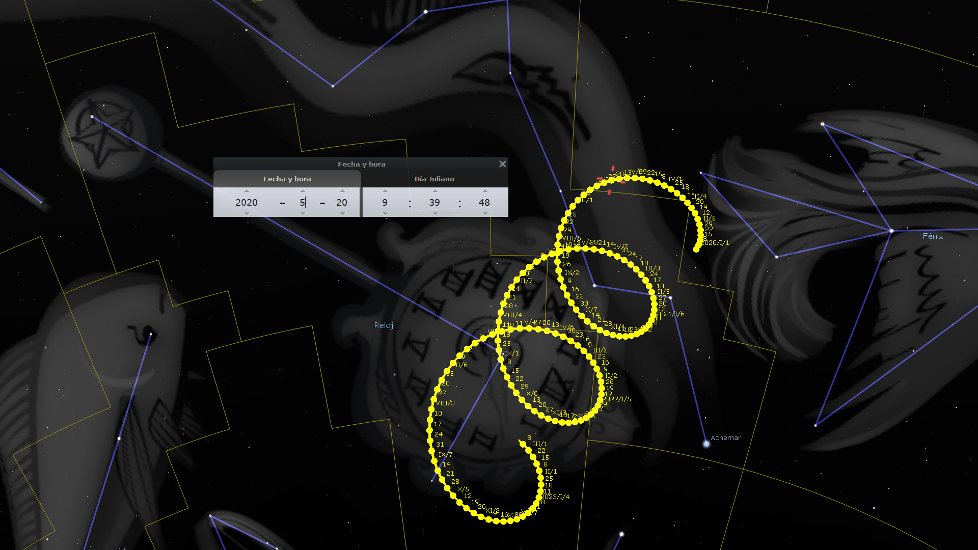 Una representación gráfica digital del firmamento nocturno que muestra configuraciones y trayectorias de estrellas junto con interfaces de programas de astronomía. Se visualizan marcadores de tiempo y coordenadas astronómicas sobre un fondo oscuro estelar. Elementos amarillos parecen trazar la silueta de constelaciones de la Mazzaroth.