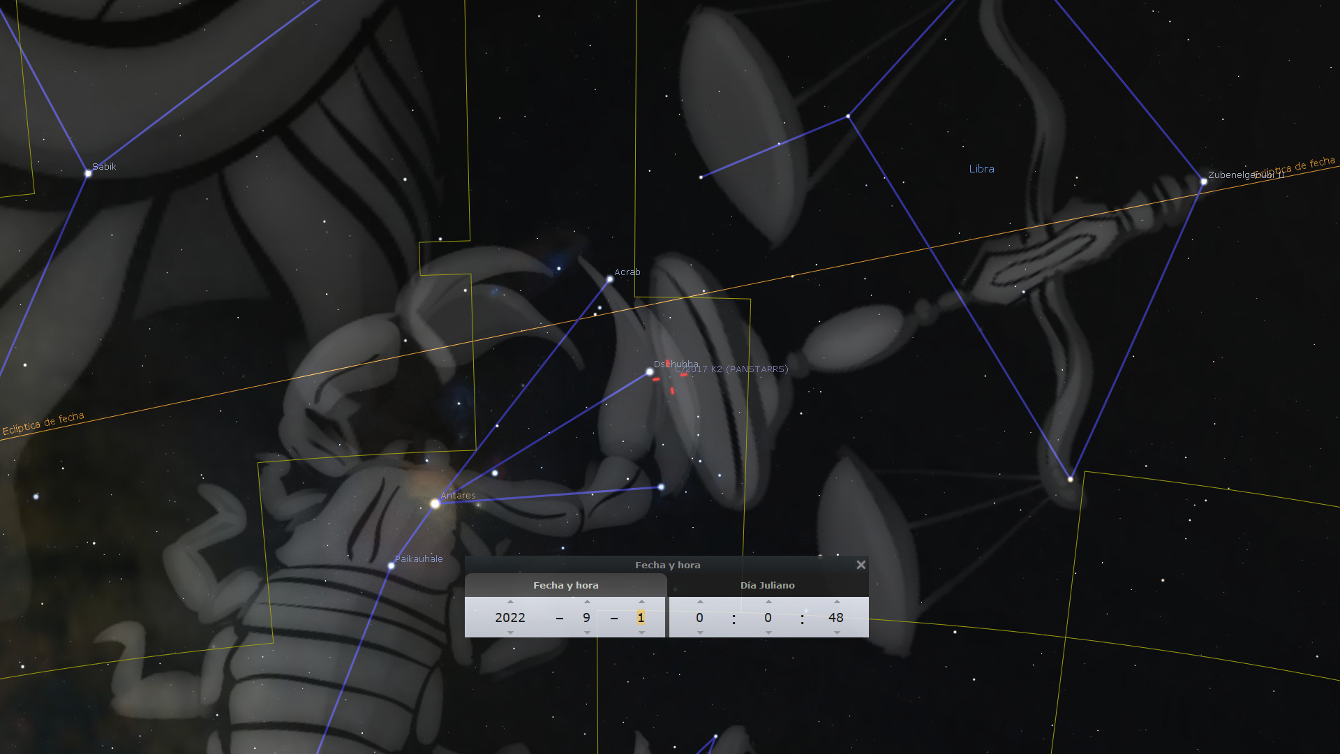 Imagen de una pantalla de software astronómico mostrando una representación gráfica de constelaciones y estrellas en el firmamento. Se observan nombres de estrellas como Antares y constelaciones correctamente mapeadas. Una superposición de una figura animada fantástica es visible, integrando el arte moderno con la observación celestial tradicional. En primer plano, una ventana de interfaz muestra una fecha específica: 1 de septiembre de 2022 a la 00:48 hora universal.